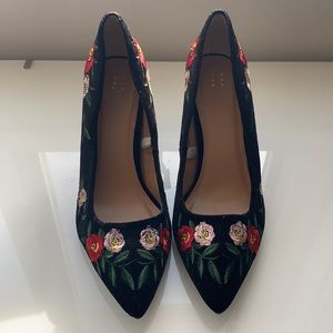 Floral Embroidered Velvet Pumps - Black, size 9.5